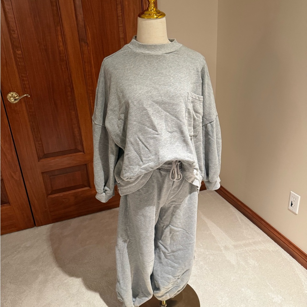 Relaxed Grey Women's Sweatshirt and Jogger Set